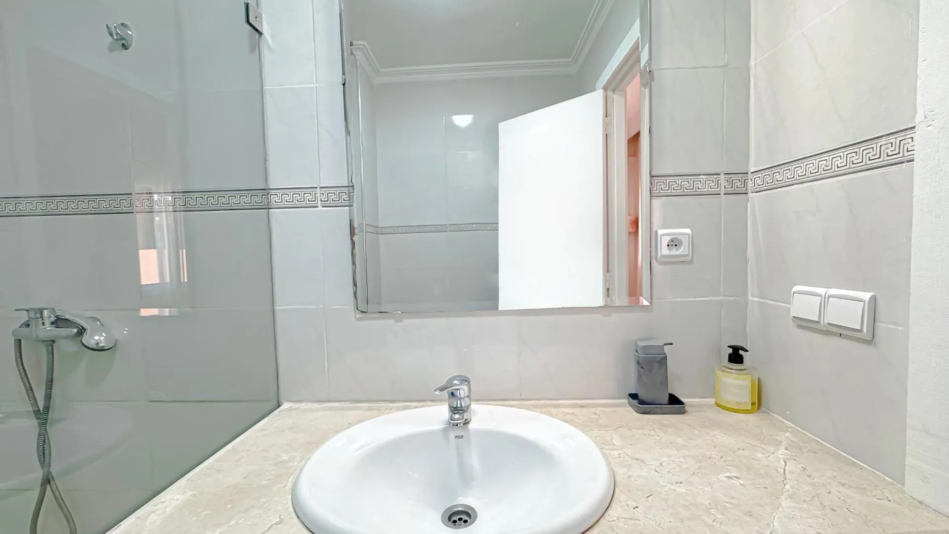 Studio Confort Au Coeur De Gueliz Proche Carre Eden Marrakesz Apartament